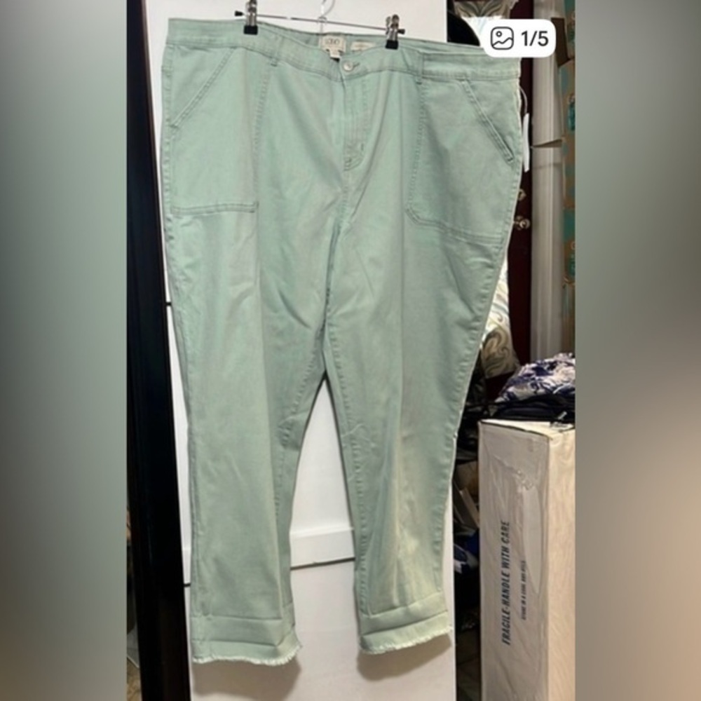 Logo green jeans NWT boyfriend fit size 28W Frayed detailing on bottom